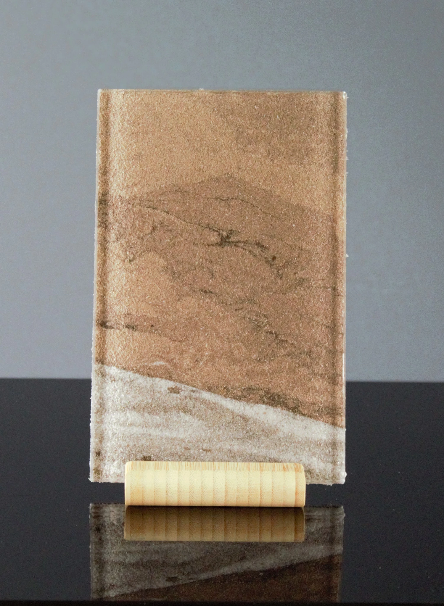 Küchenrückwand aus ESG Glas mit Sandsteinmotiv Dark River in 4 mm, 6 mm oder 8 mm nach Maß gefertigt