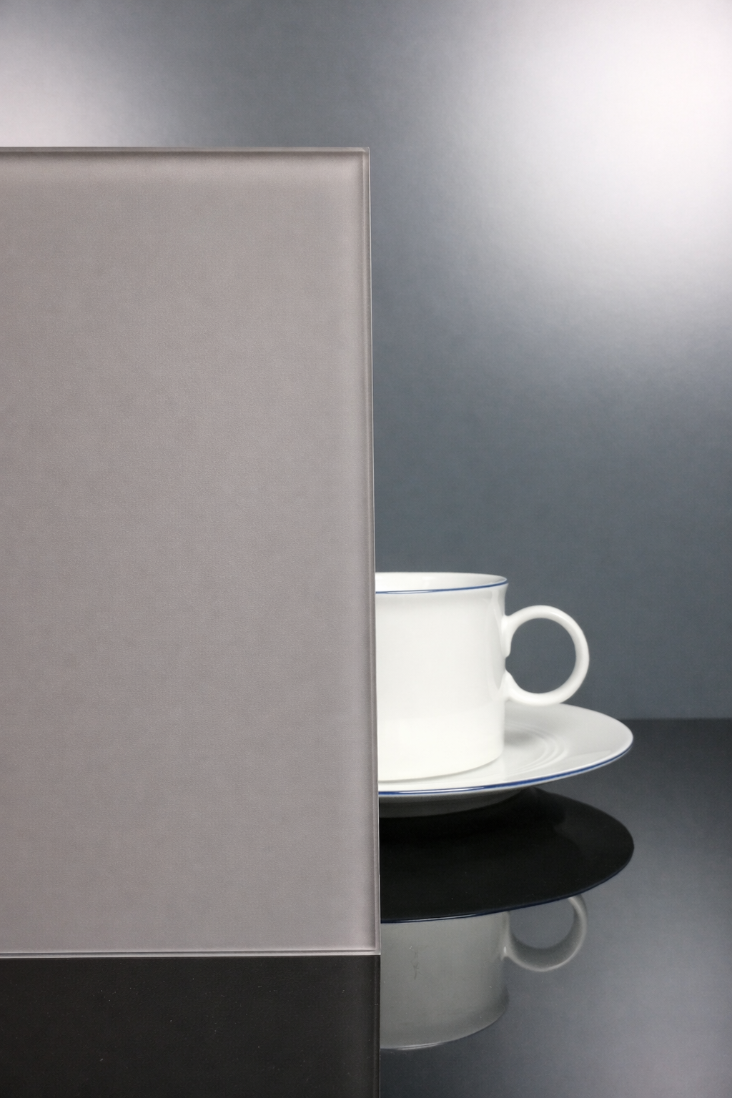 Küchenrückwand aus ESG Glas satiniert in Steingrau in 4 mm, 6 mm oder 8 mm nach Maß gefertigt