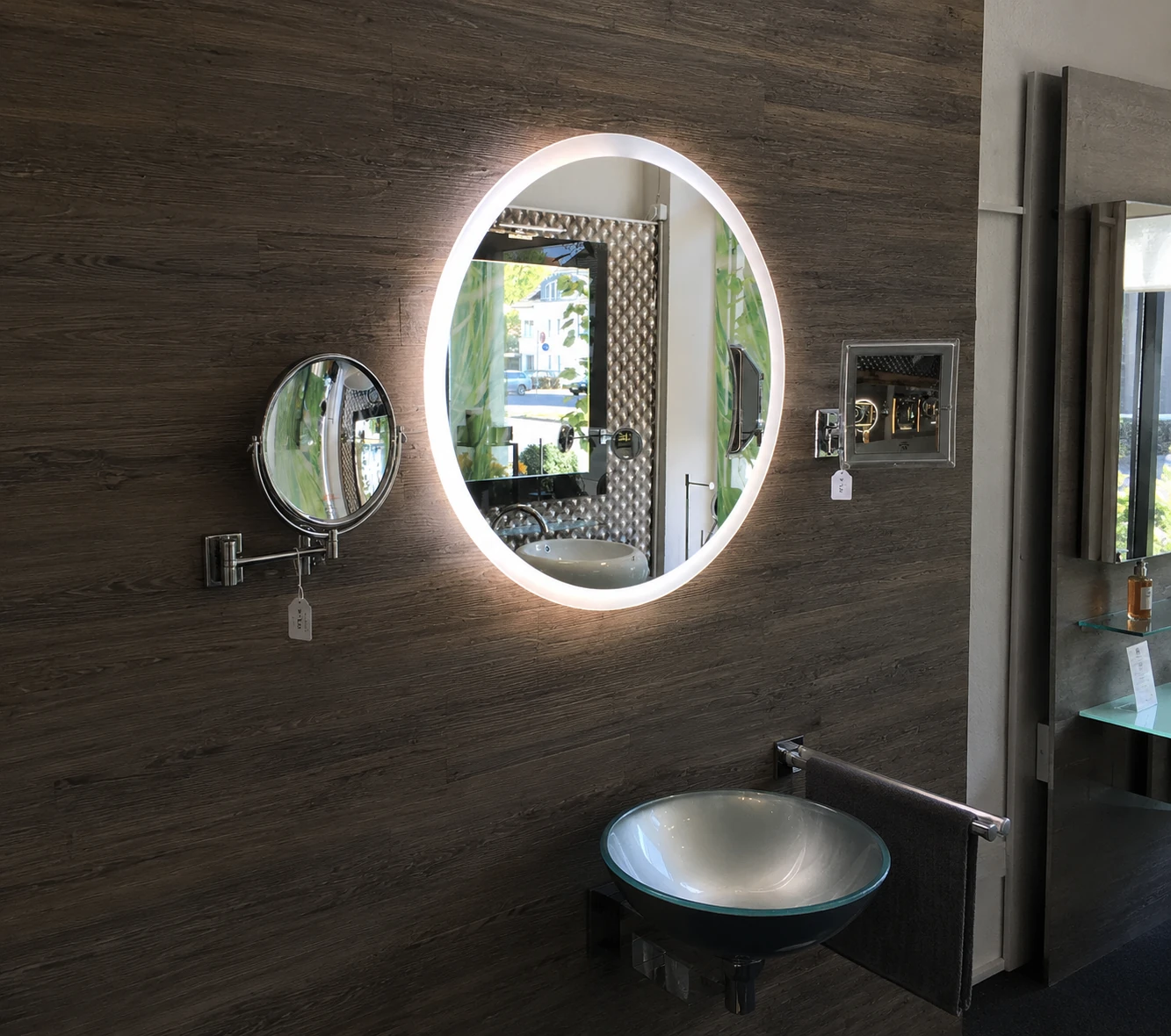 Moderner runder Badezimmerspiegel mit LED Beleuchtung in silber