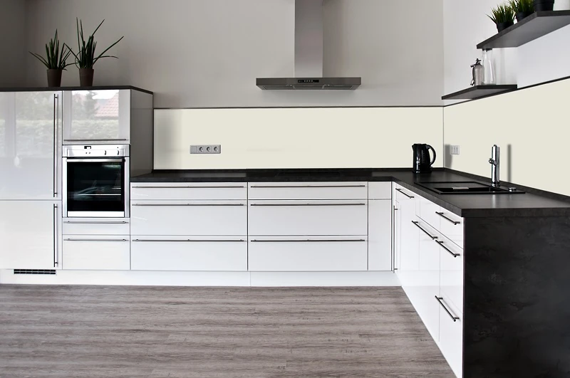 Küchenrückwand aus ESG Glas in RAL 9010 Reinweiß Grünstich in 4 mm, 6 mm oder 8 mm nach Maß gefertigt