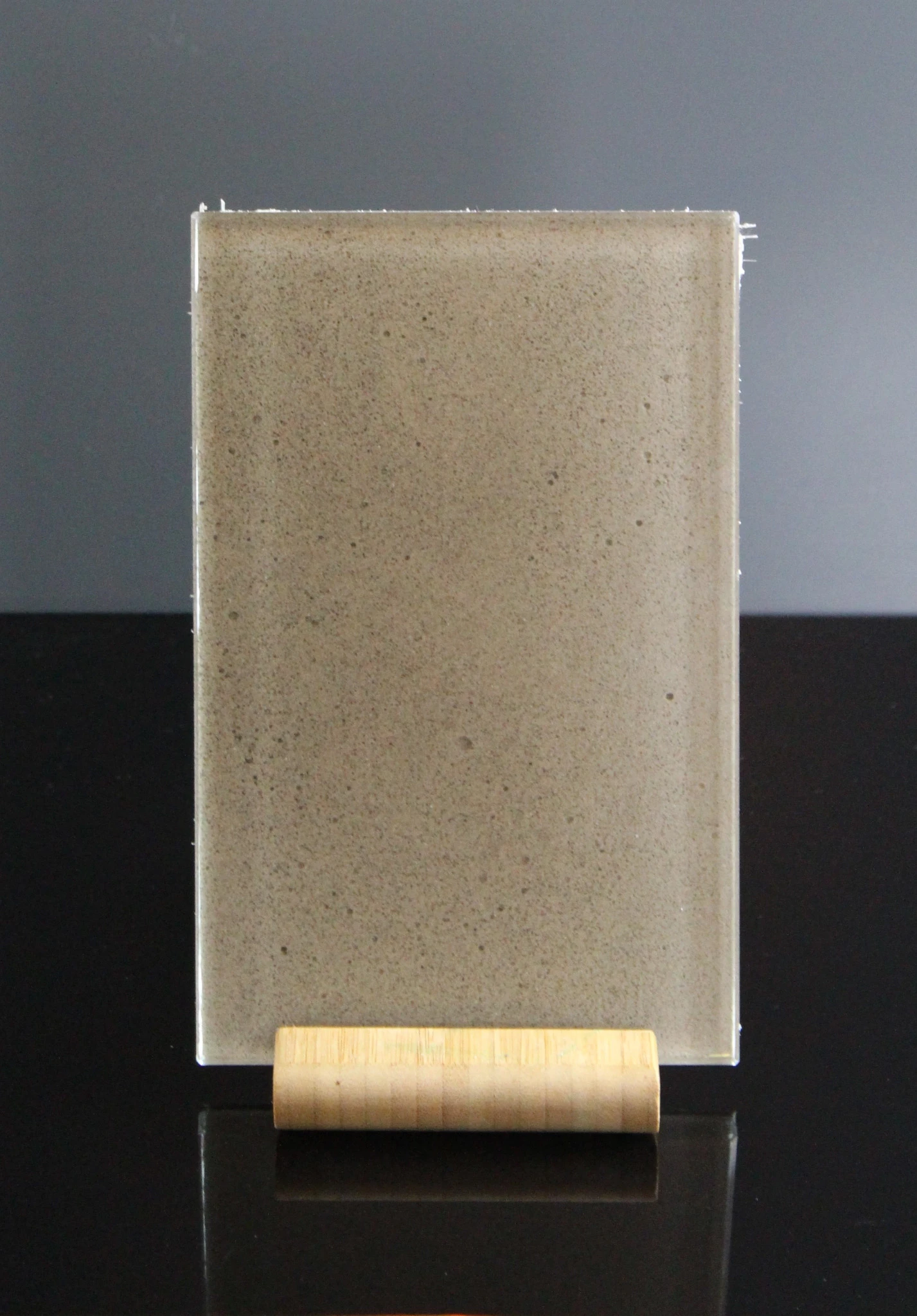 Küchenrückwand aus ESG Glas mit Betonoptik Mittelgrau in 4 mm, 6 mm oder 8 mm nach Maß gefertigt