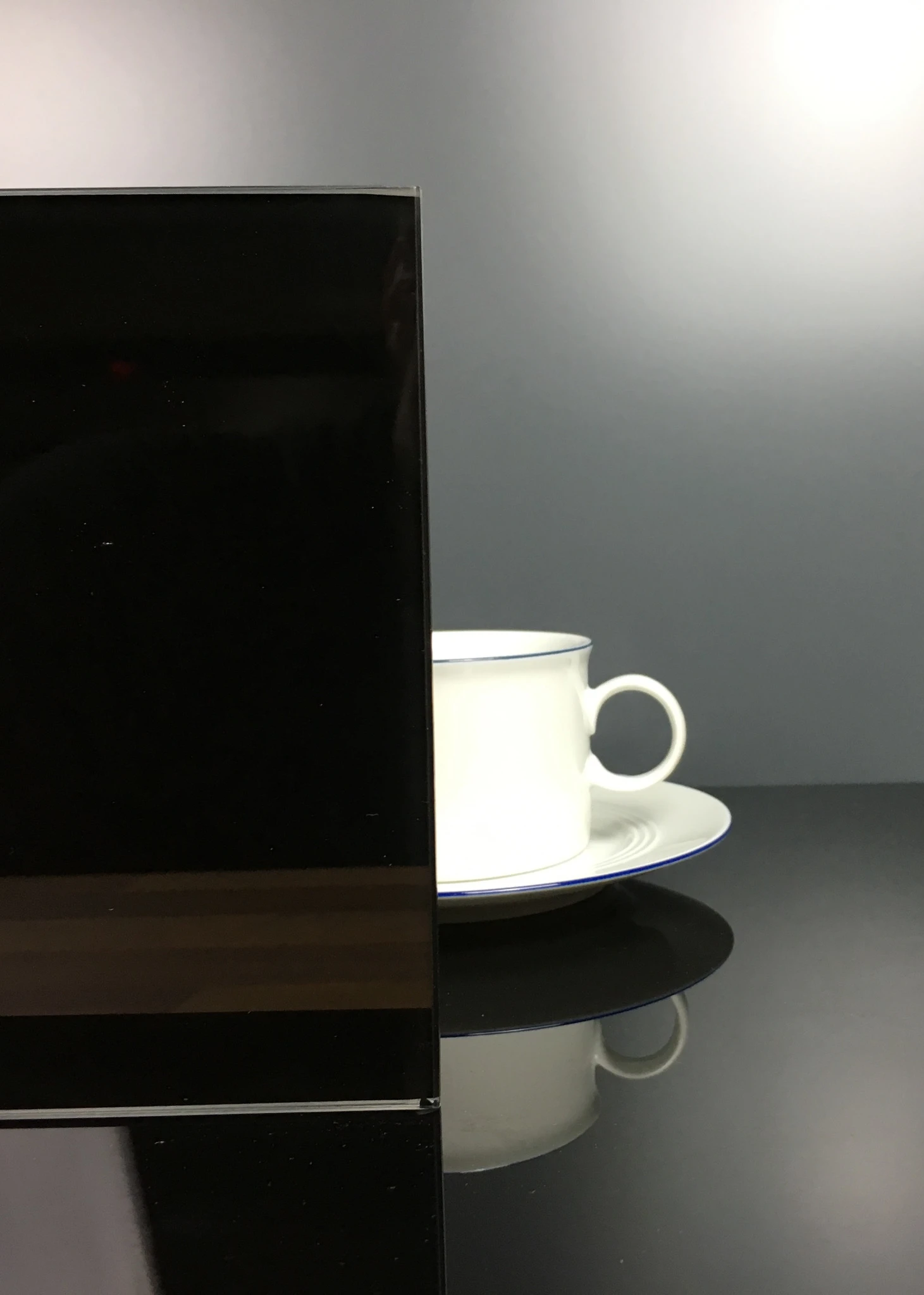 Küchenrückwand aus ESG Glas in RAL 9005 Tiefschwarz in 4 mm, 6 mm oder 8 mm nach Maß gefertigt