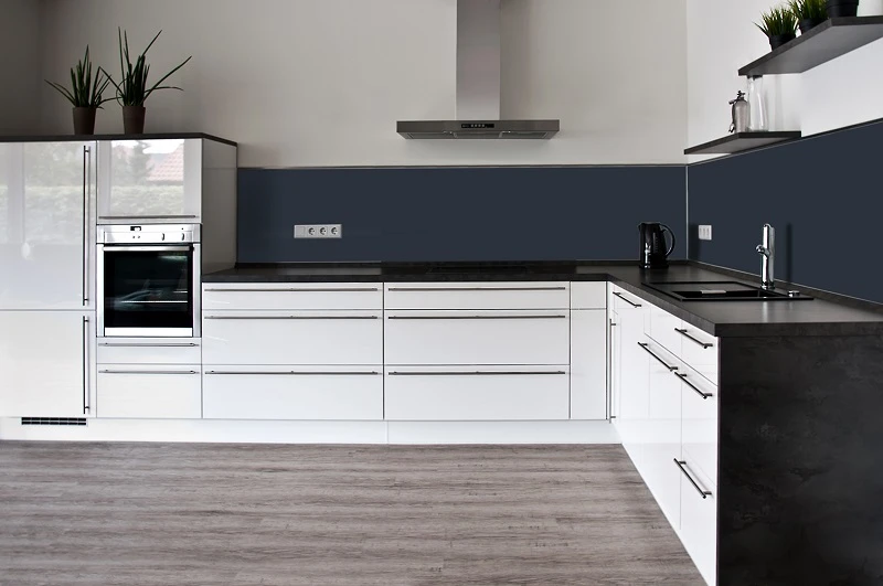 Küchenrückwand aus ESG Glas in RAL 7016 Anthrazitgrau in 4 mm, 6 mm oder 8 mm nach Maß gefertigt