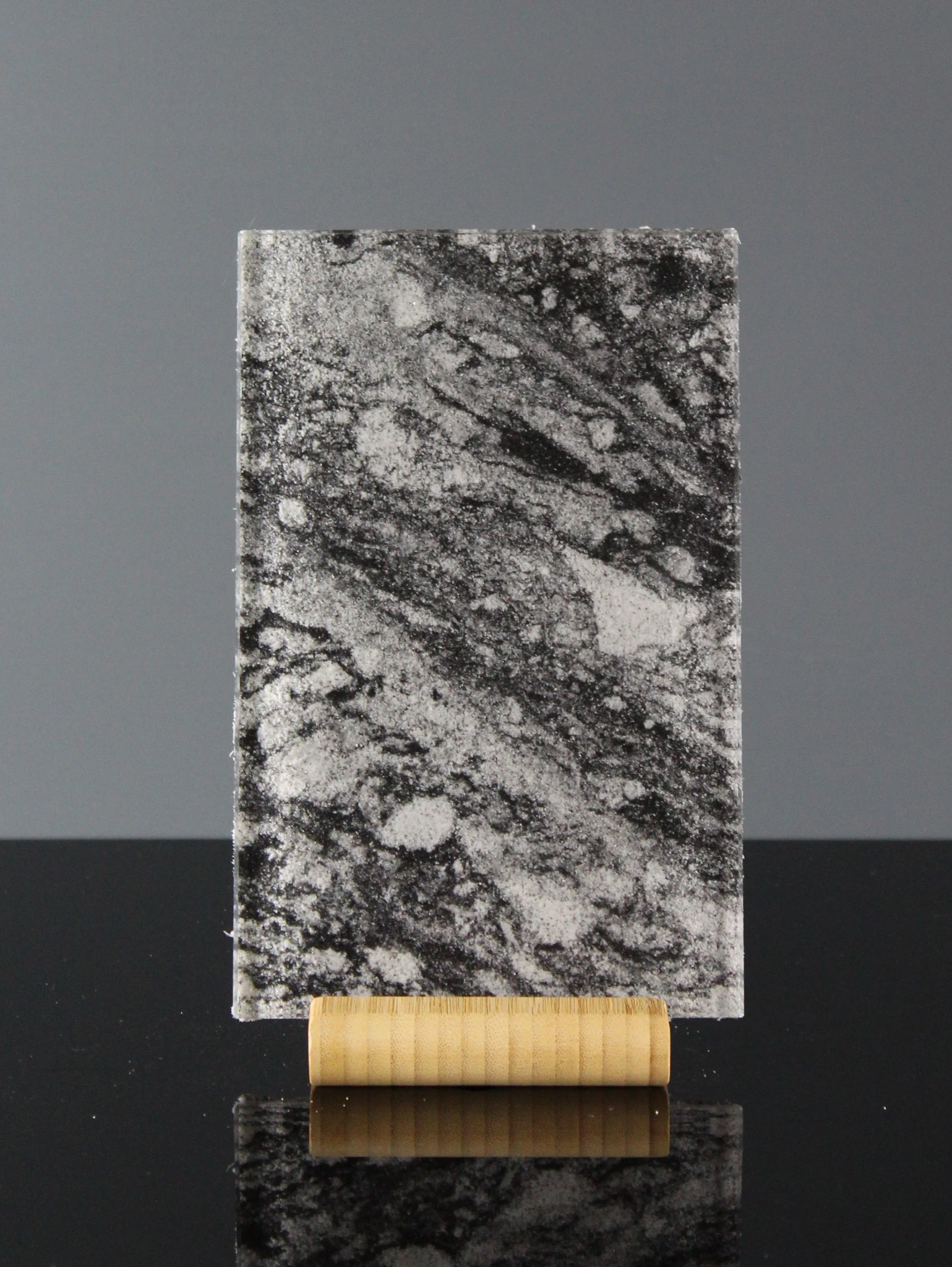 Küchenrückwand aus ESG Glas mit Sandsteinmotiv Black Pearl in 4 mm, 6 mm oder 8 mm nach Maß gefertigt