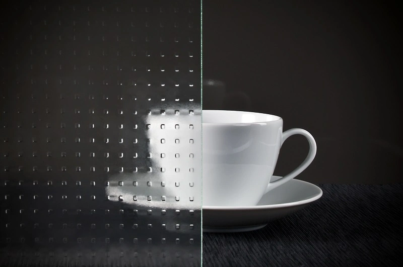 Glaseinsatz aus ESG Designglas 4 mm Mastercarre Strukturglas