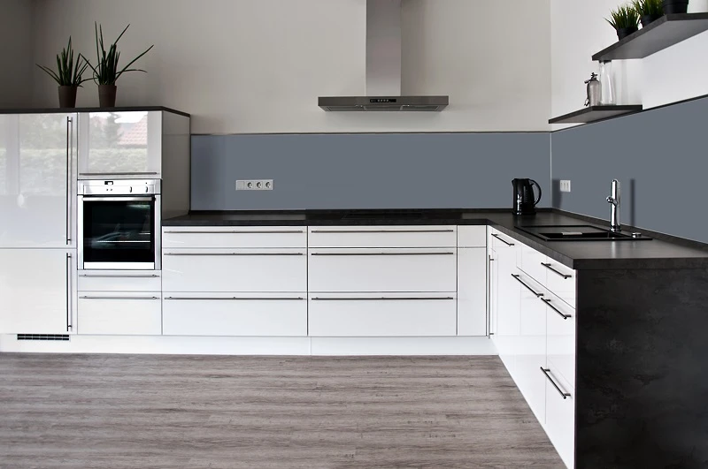 Küchenrückwand aus ESG Glas in RAL 7000 Fehgrau in 4 mm, 6 mm oder 8 mm nach Maß gefertigt