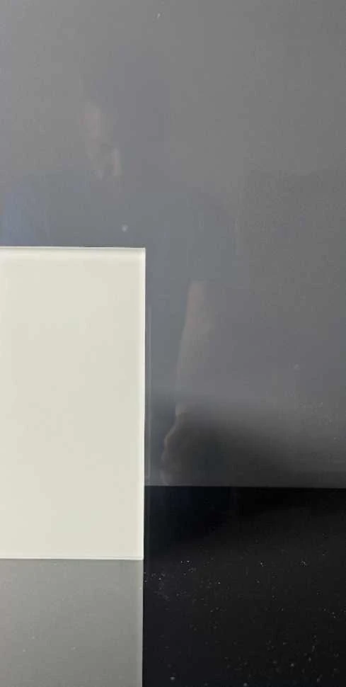 Küchenrückwand aus ESG Glas satiniert in RAL 9010 Reinweiß Grünstich in 4 mm, 6 mm oder 8 mm nach Maß gefertigt