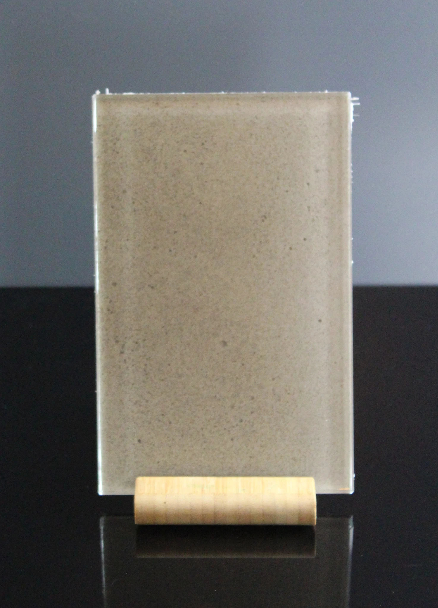 Küchenrückwand aus ESG Glas mit Betonoptik grau patiniert in 4 mm, 6 mm oder 8 mm nach Maß gefertigt