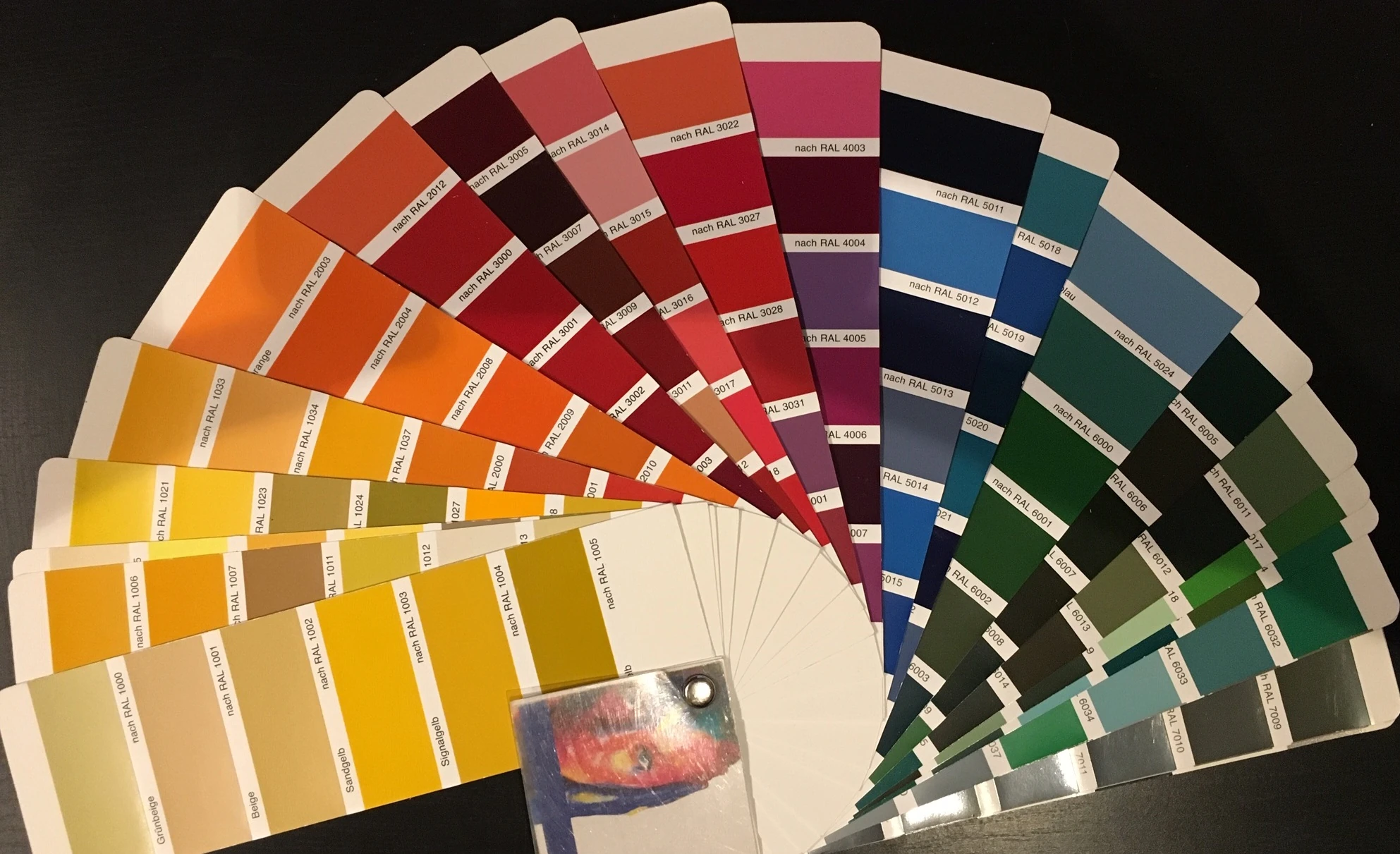 Küchenrückwand aus ESG Glas in NCS oder RAL nach Wahl in 4 mm, 6 mm oder 8 mm nach Maß gefertigt