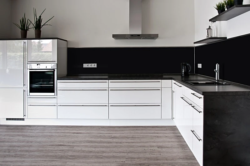 Küchenrückwand aus ESG Glas in RAL 9005 Tiefschwarz in 4 mm, 6 mm oder 8 mm nach Maß gefertigt