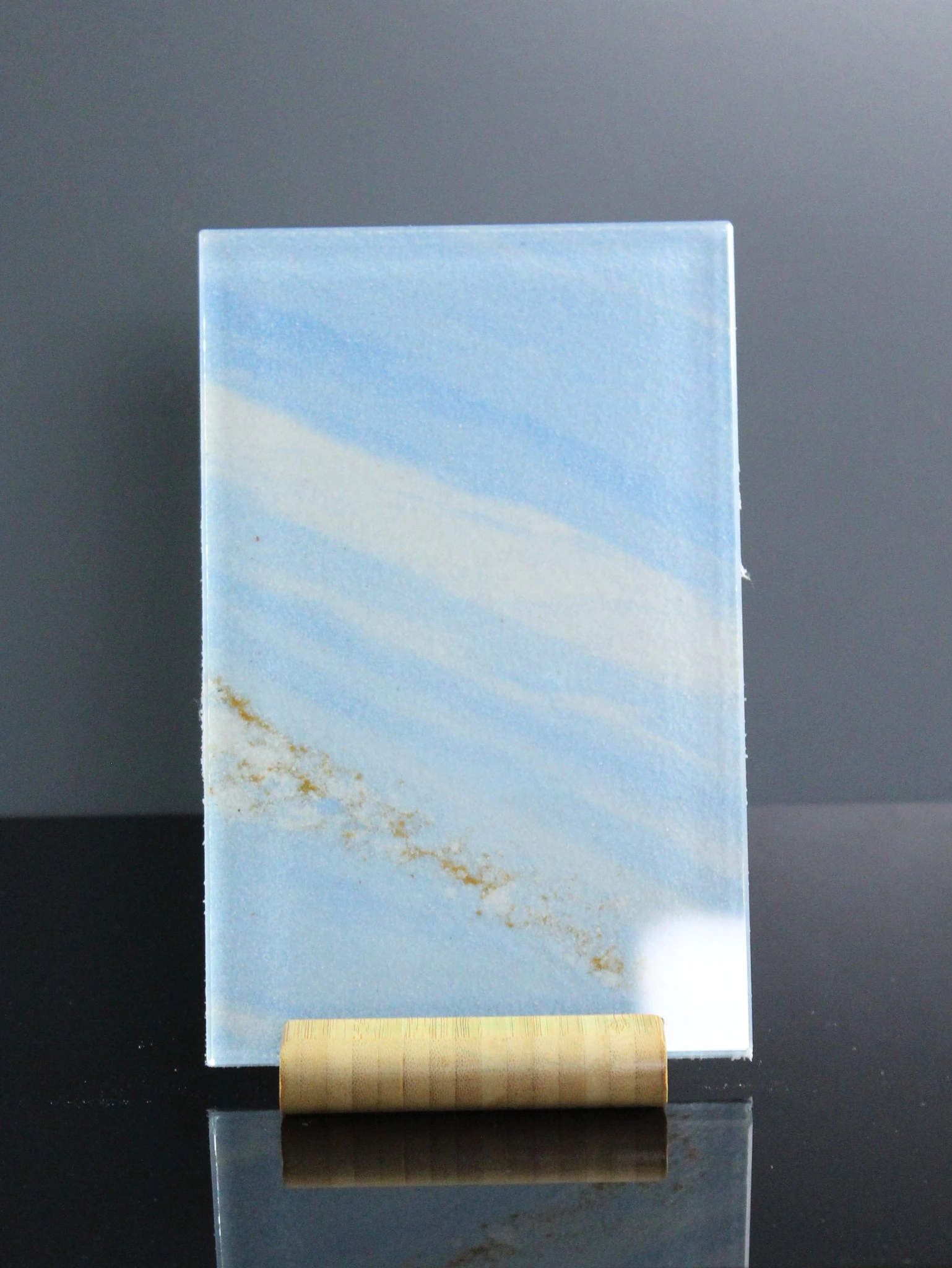 Küchenrückwand aus ESG Glas mit Sandsteinmotiv Blue Sky in 4 mm, 6 mm oder 8 mm nach Maß gefertigt