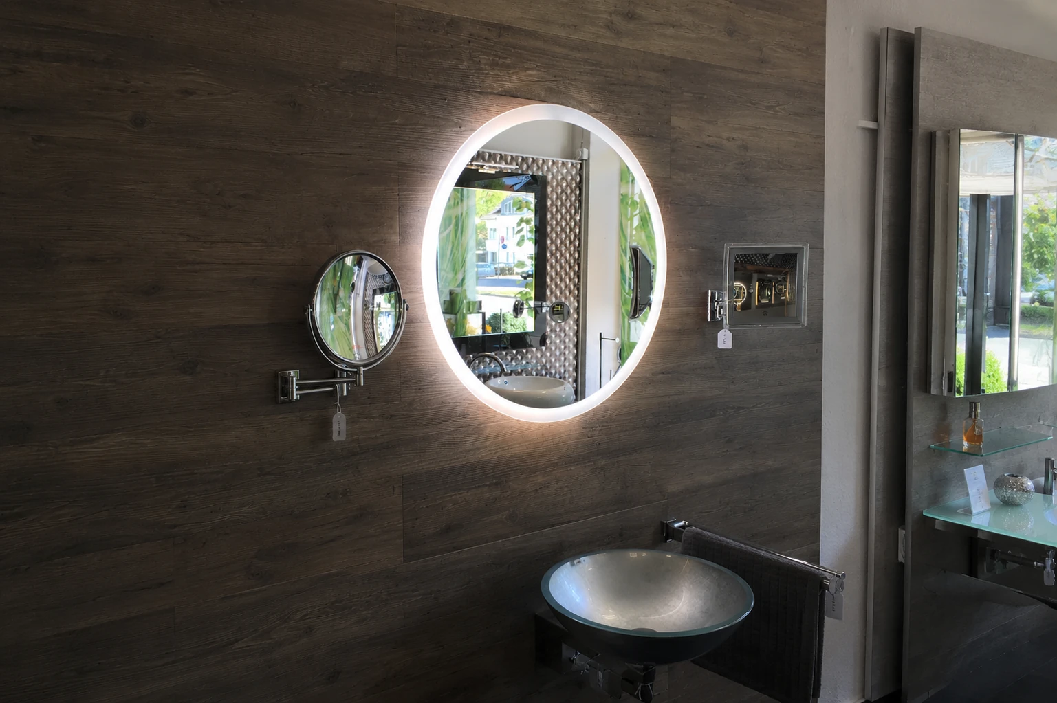 Moderner runder Badezimmerspiegel mit LED Beleuchtung in silber
