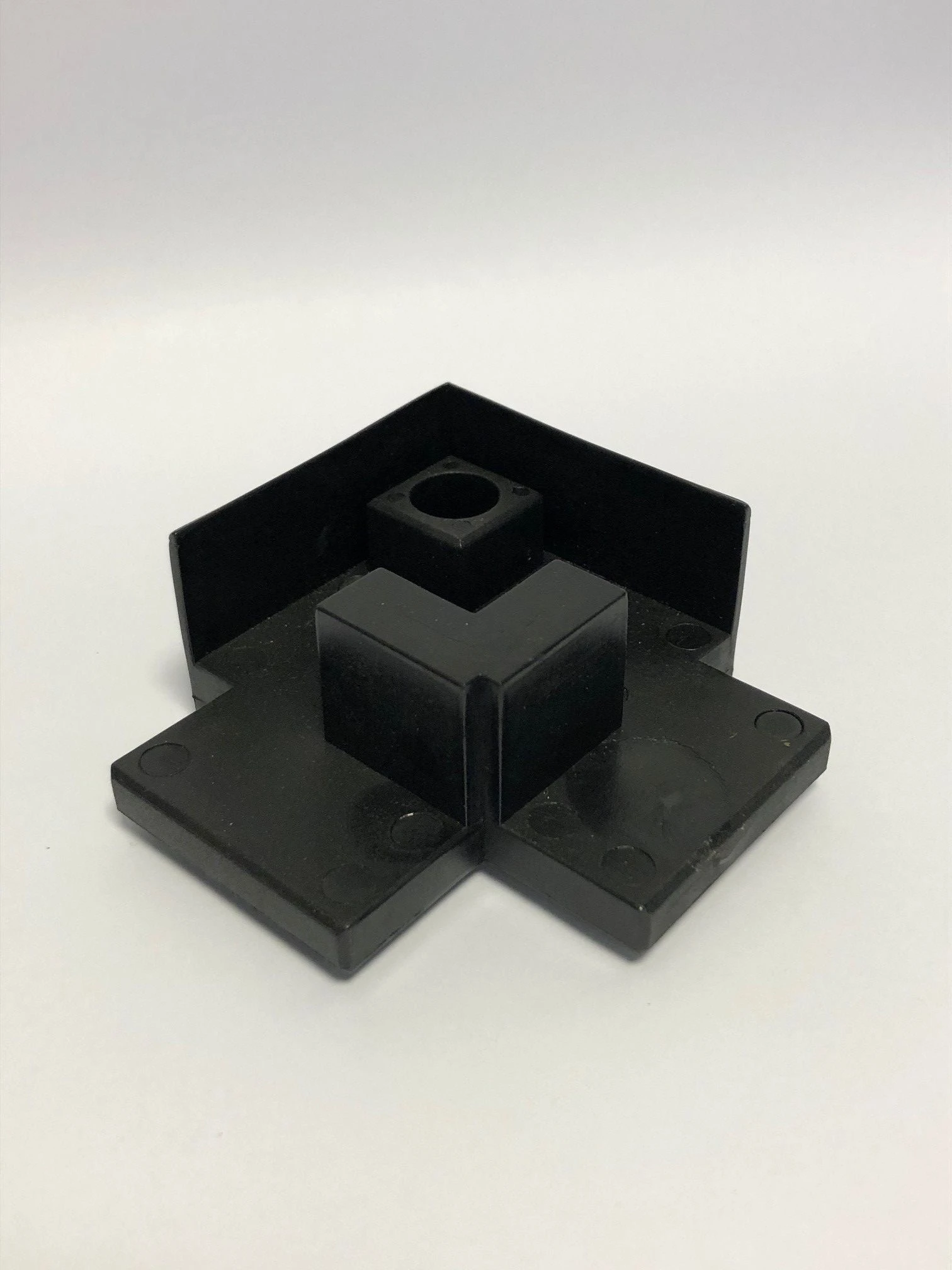 Eckverbinder für Bodenprofil 16 mm zur stabilen Verbindung von Profilen
