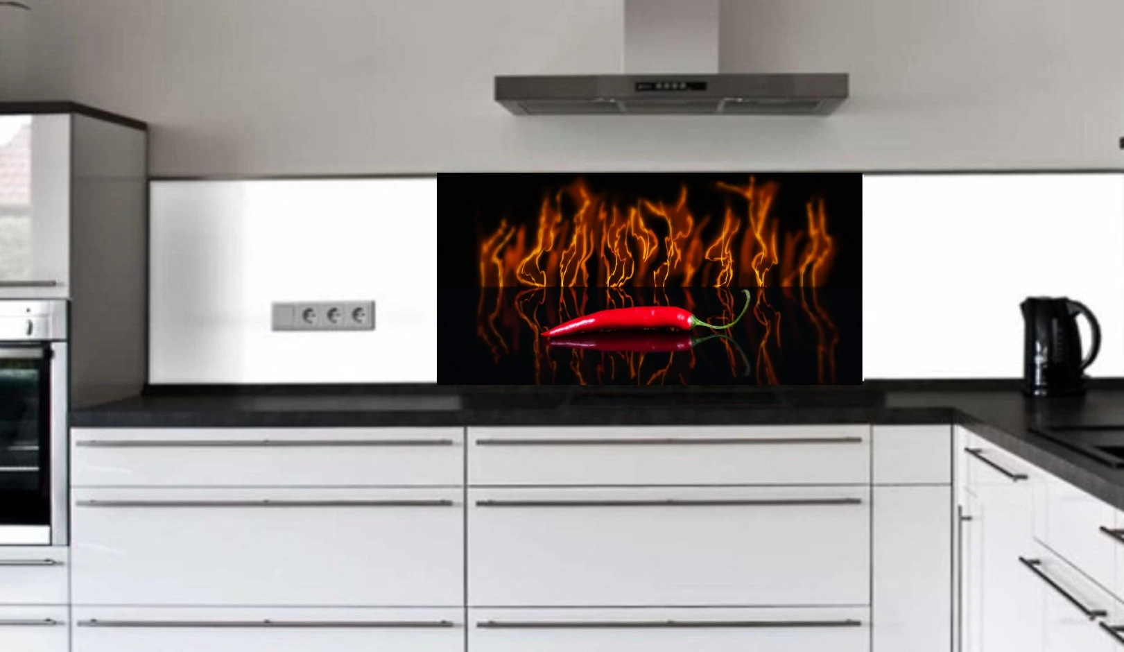 Küchenrückwand aus ESG Glas Glasbild mit Motiv Peperoni in Flammen in 4 mm, 6 mm oder 8 mm nach Maß gefertigt