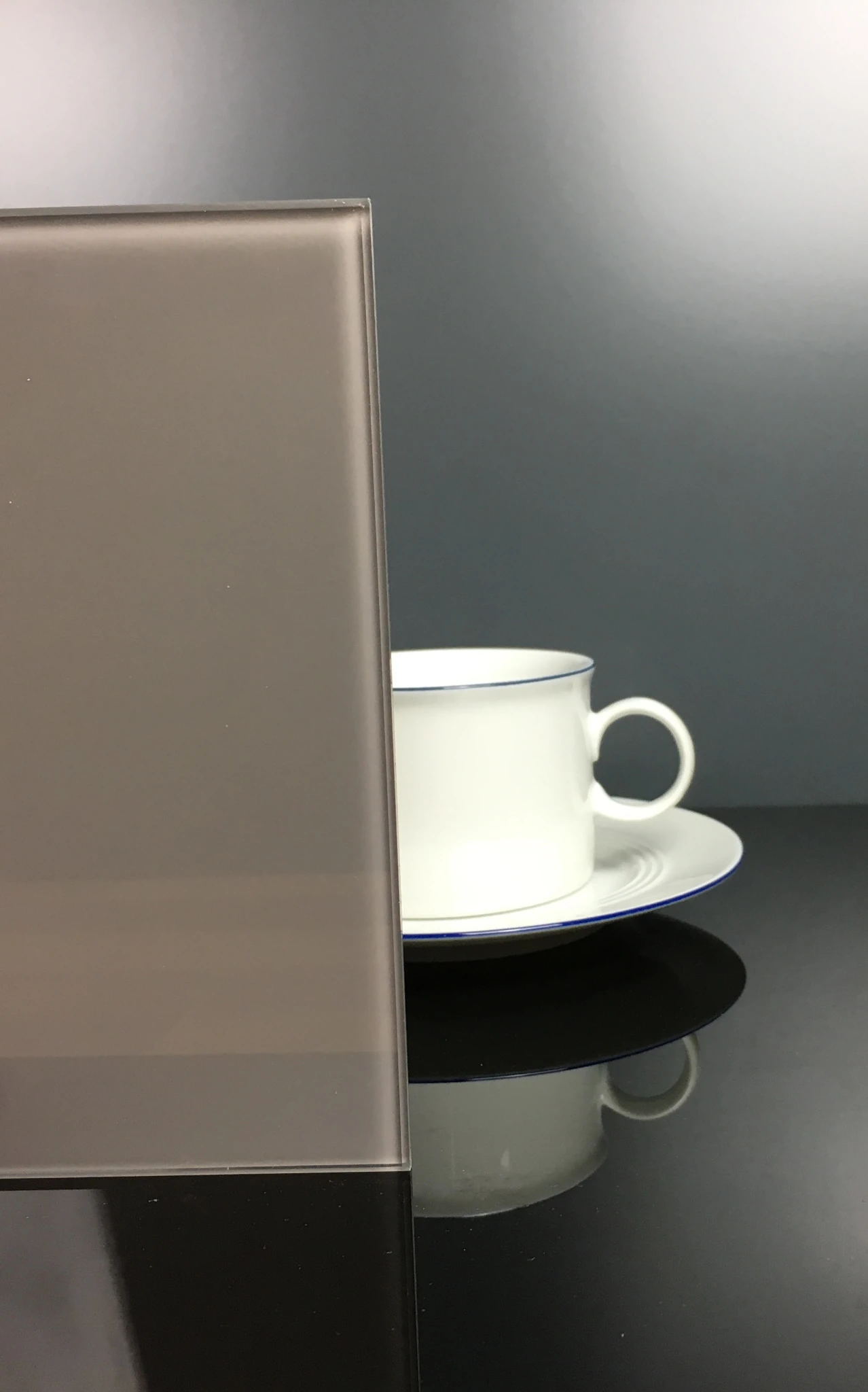 Küchenrückwand aus ESG Glas in Steingrau in 4 mm, 6 mm oder 8 mm nach Maß gefertigt