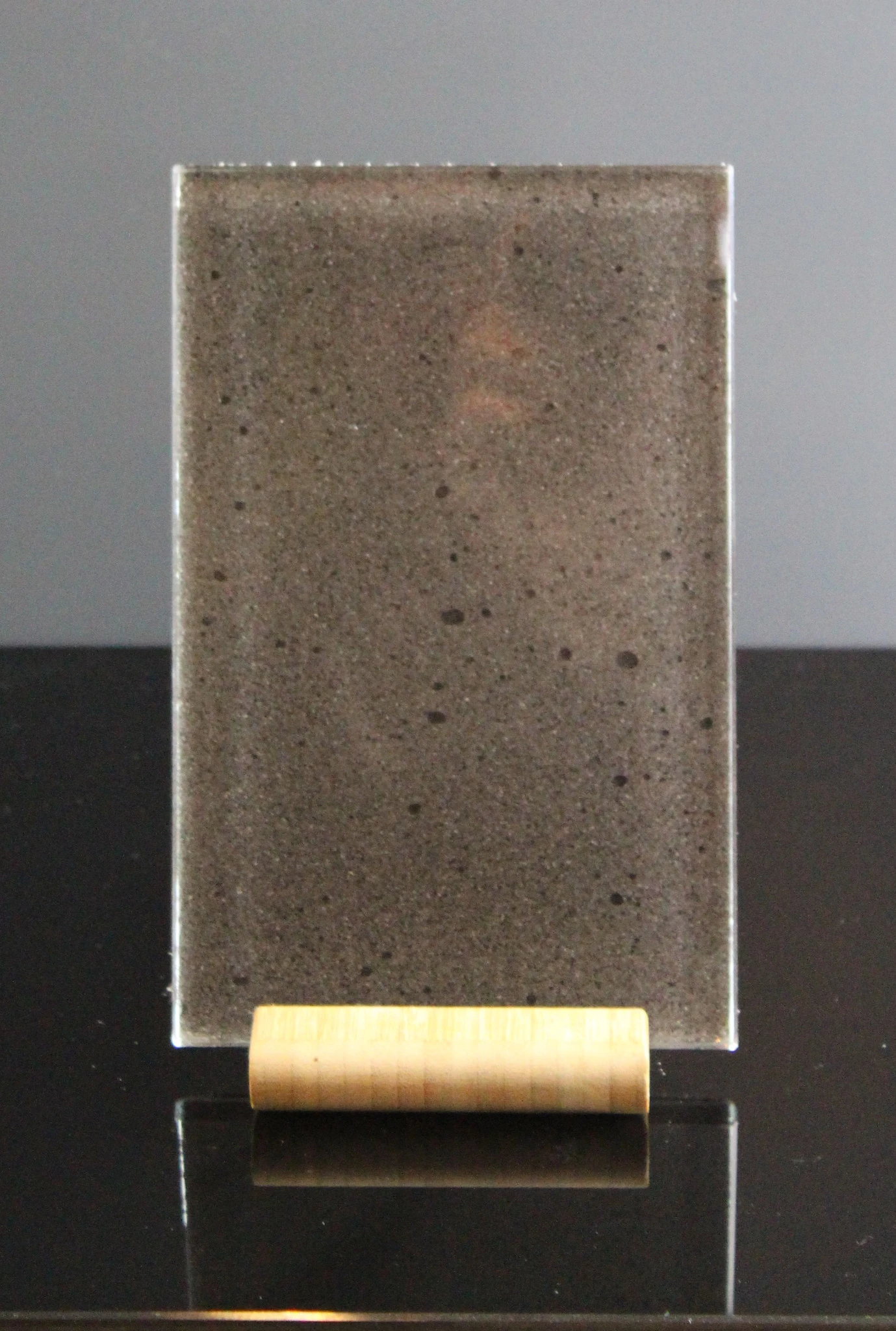 Küchenrückwand aus ESG Glas mit Betonoptik Anthrazit in 4 mm, 6 mm oder 8 mm nach Maß gefertigt