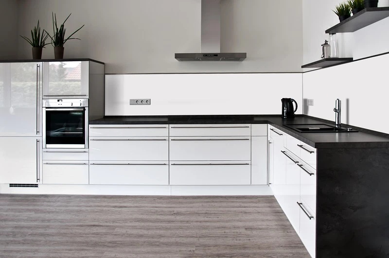 Küchenrückwand aus ESG Glas in RAL 9003 Signalweiß in 4 mm, 6 mm oder 8 mm nach Maß gefertigt