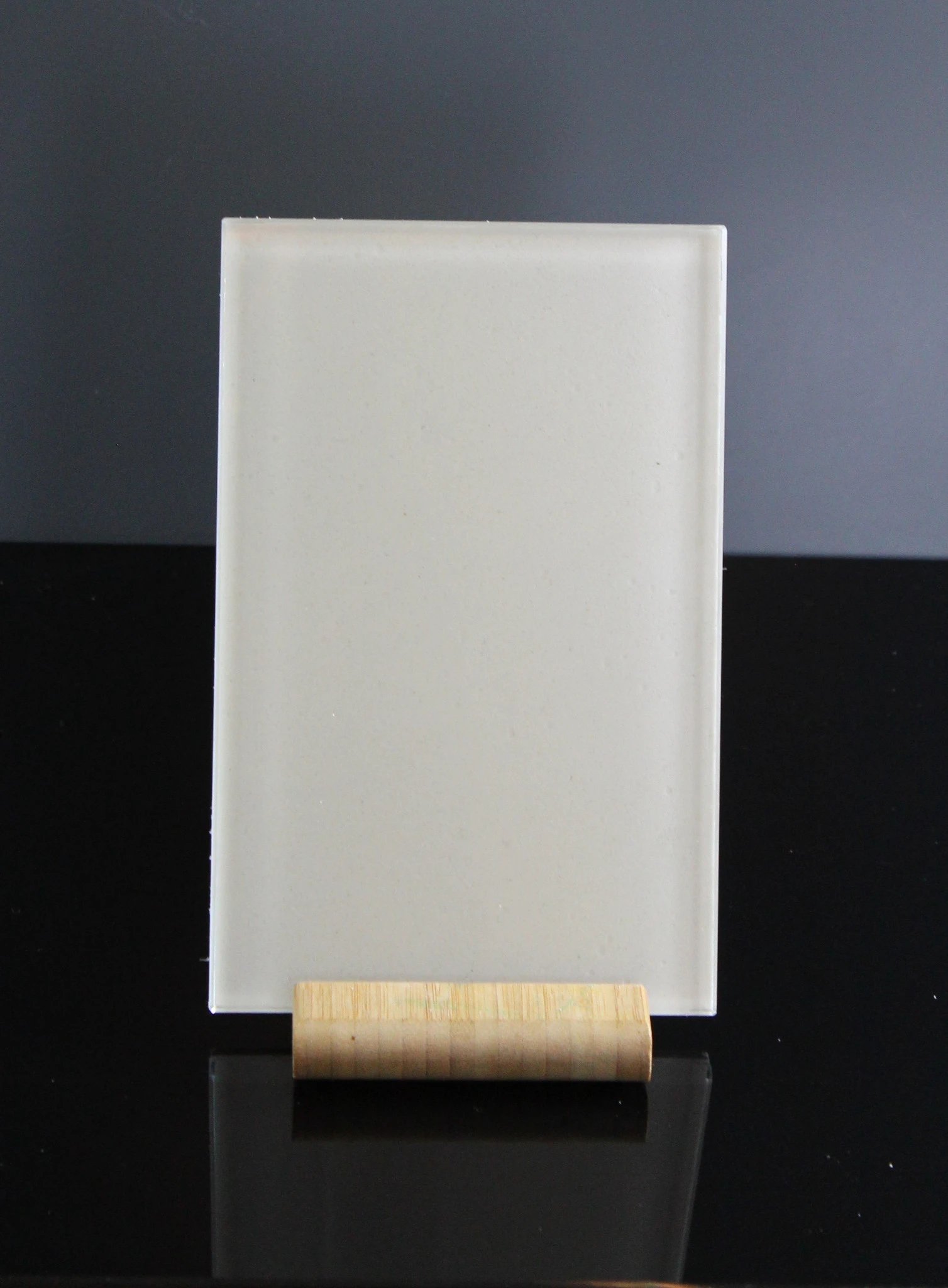 Küchenrückwand aus ESG Glas mit Betonoptik Weiß in 4 mm, 6 mm oder 8 mm nach Maß gefertigt