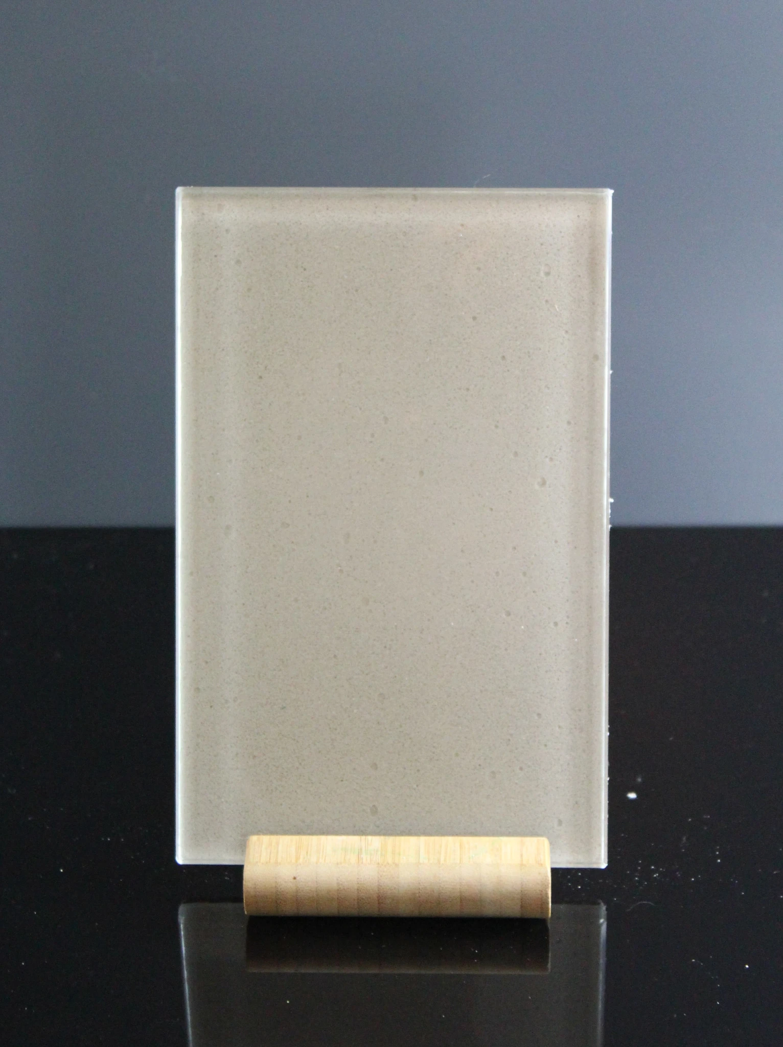 Küchenrückwand aus ESG Glas mit Betonoptik Naturhell in 4 mm, 6 mm oder 8 mm nach Maß gefertigt