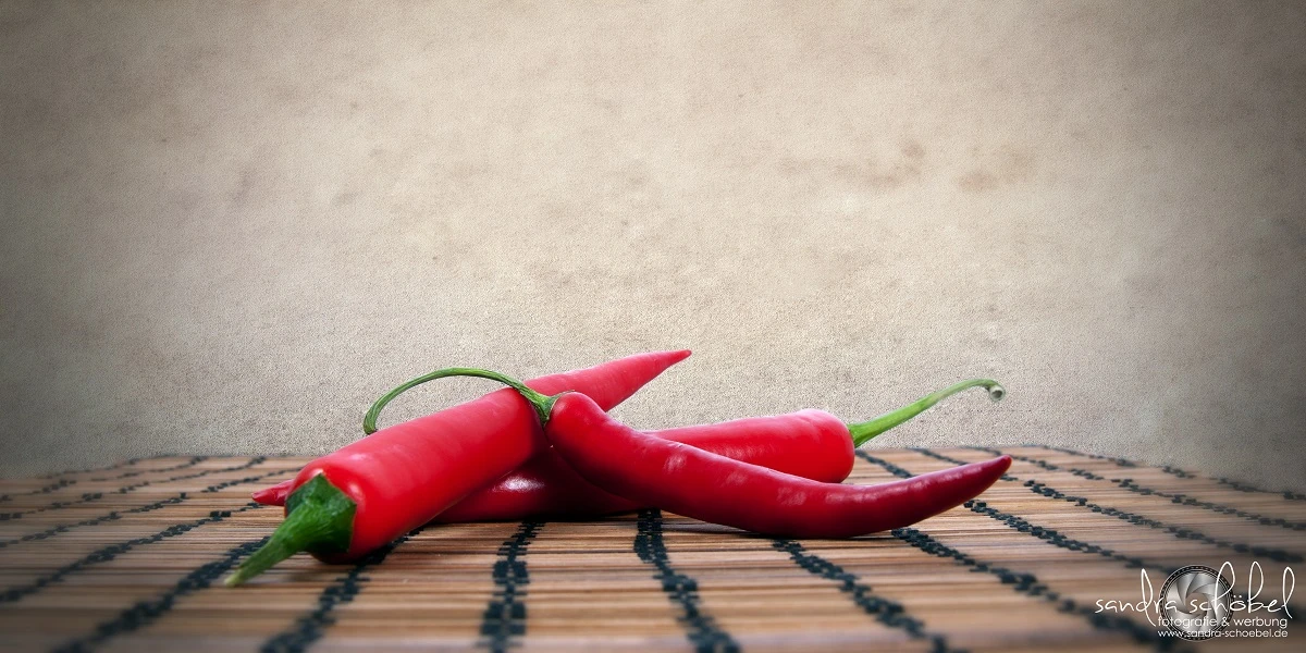 Küchenrückwand aus ESG Glas Glasbild mit Motiv drei rote Peperoni in 4 mm, 6 mm oder 8 mm nach Maß gefertigt